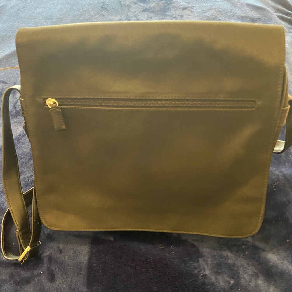 Black unisex messenger bag in nylon